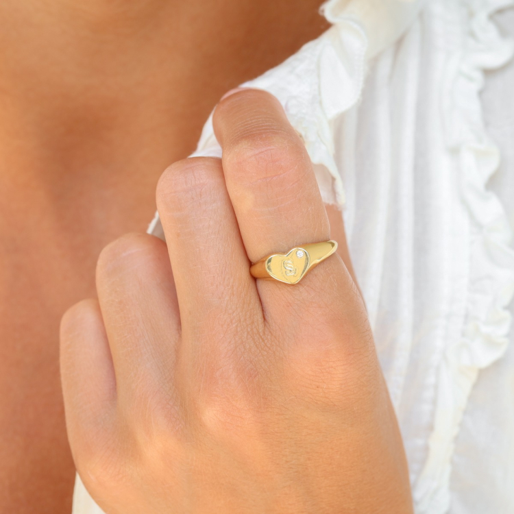 bokstav s zirkon ring i förgylld mässing