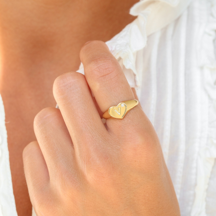 bokstav v zirkon ring i förgylld mässing