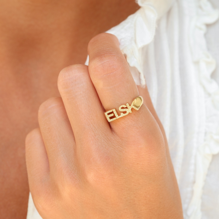 elsk ring i förgylld mässing