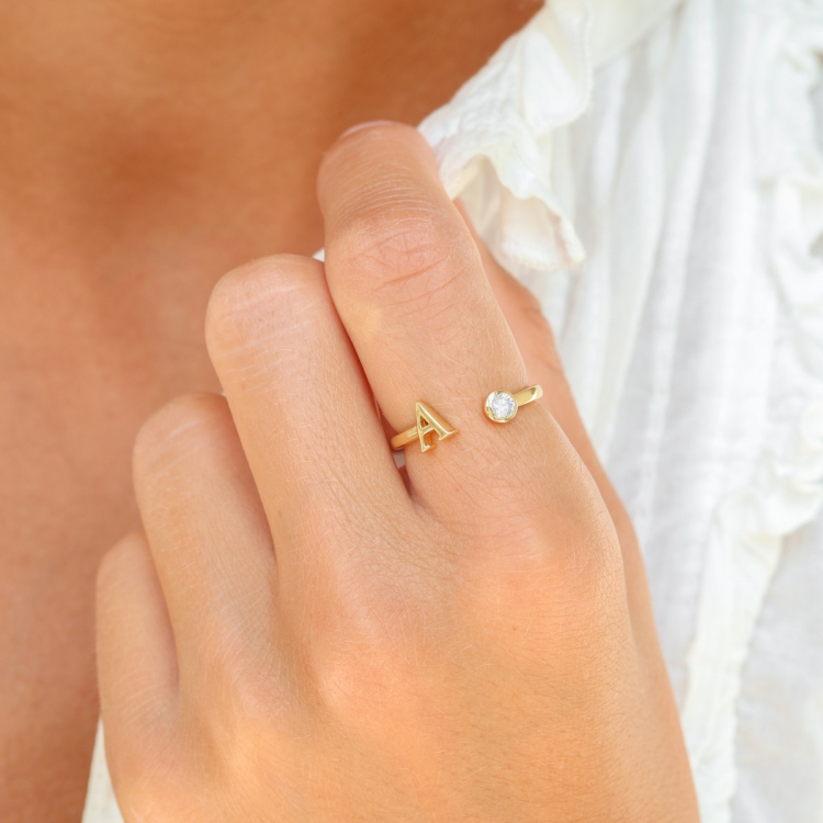 bokstav a zirkon ring i förgylld mässing