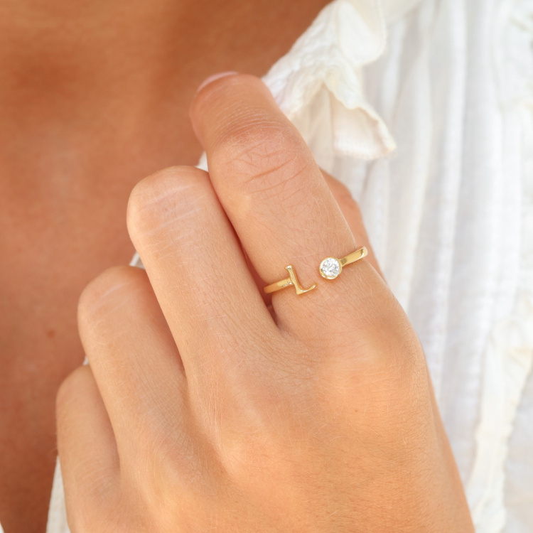 bokstav l zirkon ring i förgylld mässing