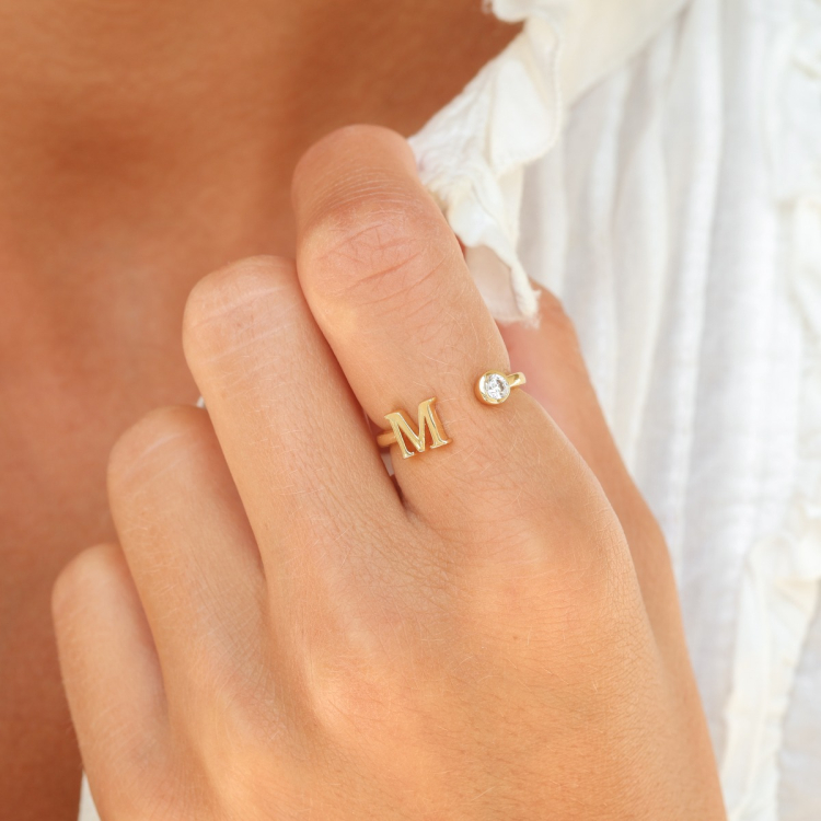 bokstav m zirkon ring i förgylld mässing
