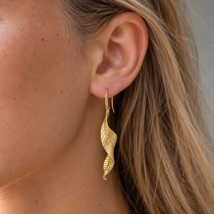 blad örhängen i förgylld mässing - Pure Nature