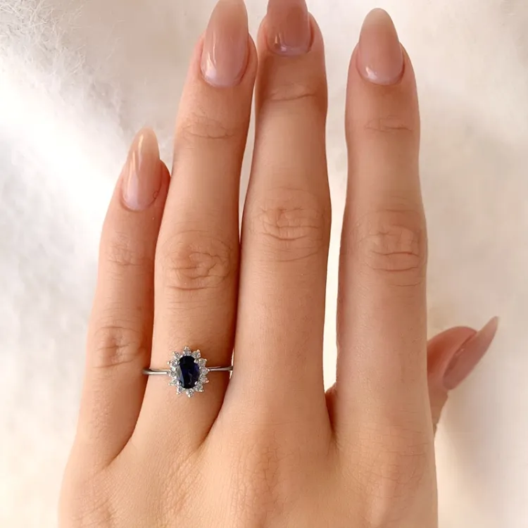 blå syntetisk safir rosettring i rhodinerat silver