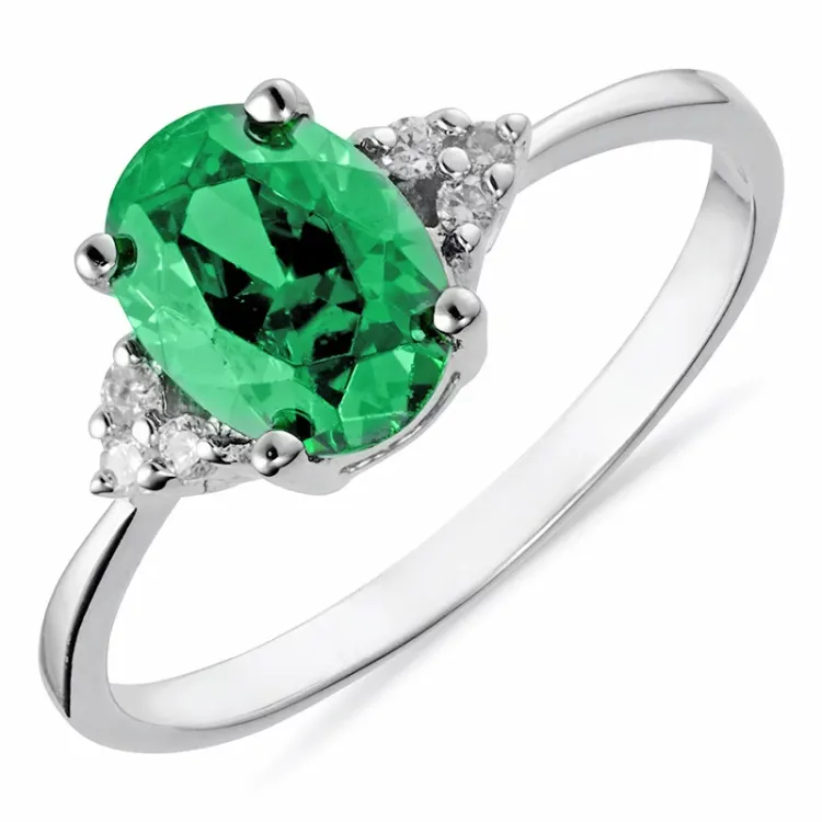 Kollektionsprov med fel grön zirkon ring i silver
