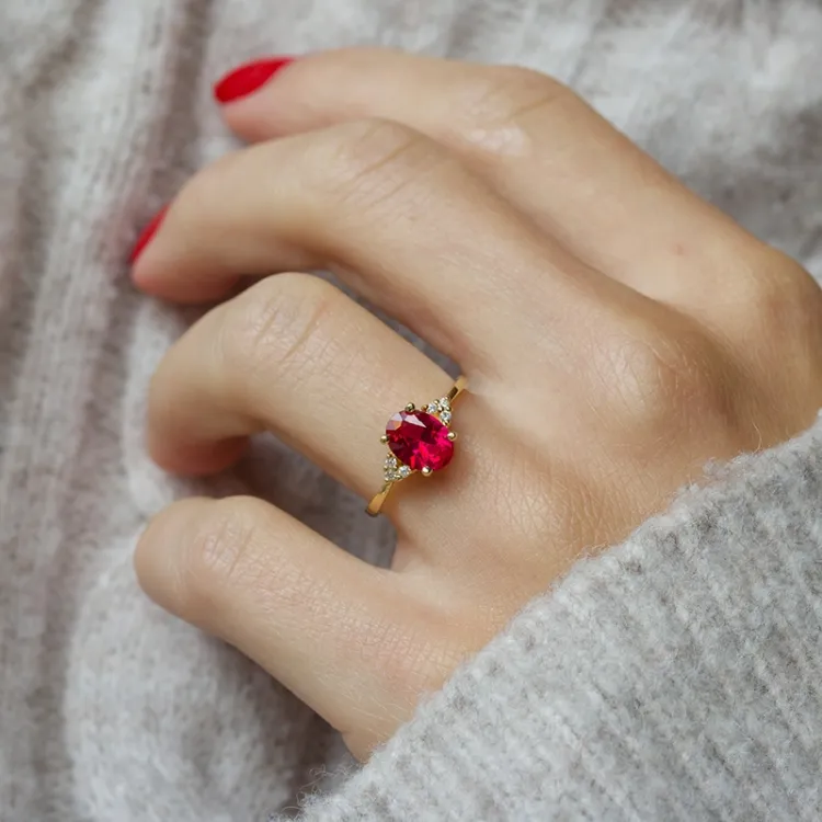 oval röd syntetisk rubin ring i förgyllt silver
