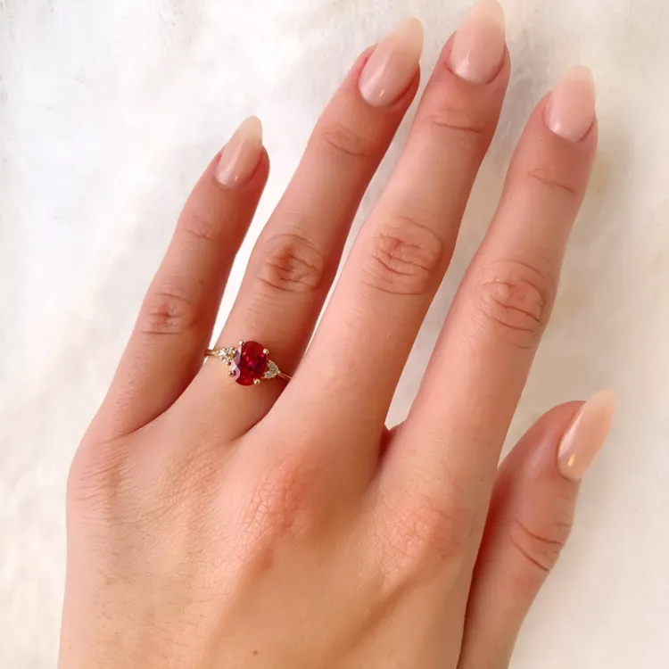 oval röd syntetisk rubin ring i förgyllt silver