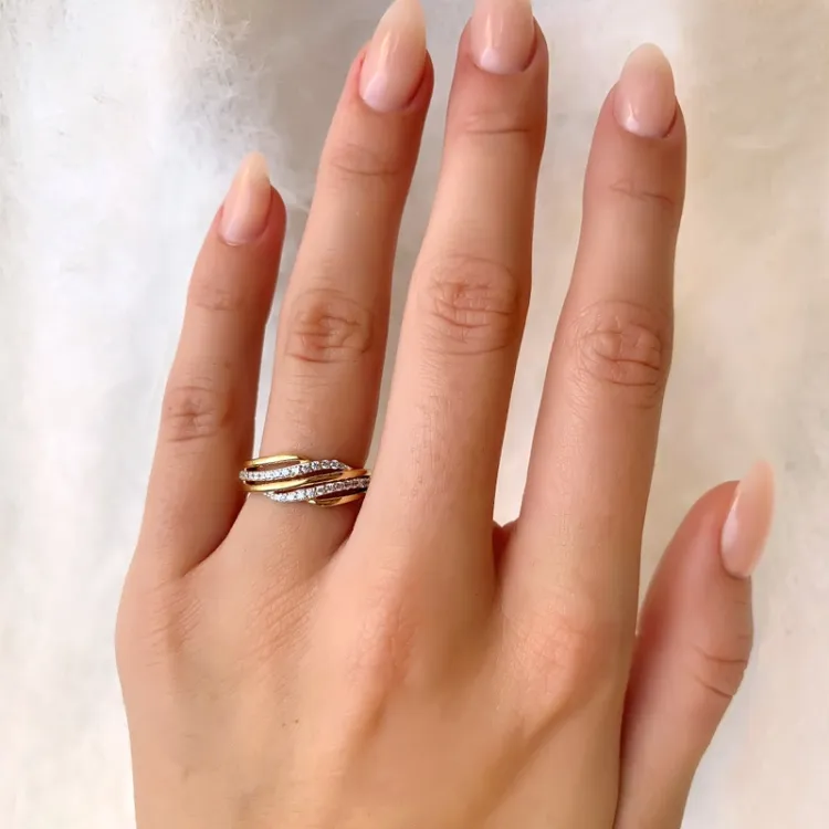 abstrakt ring i rhodinerat silver med förgyllt silver