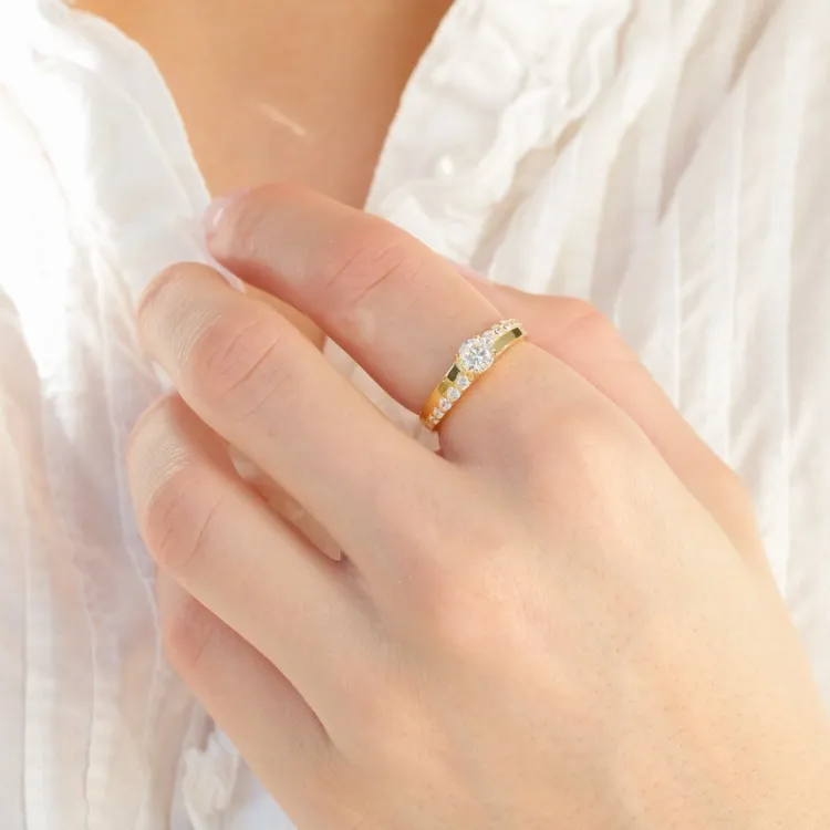 Elegant rund zirkon ring i förgyllt silver