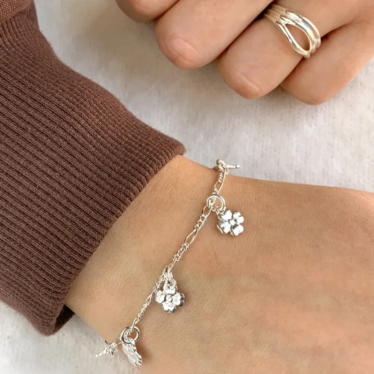 barnarmband i silver med blommaberlock i silver - Little Ones