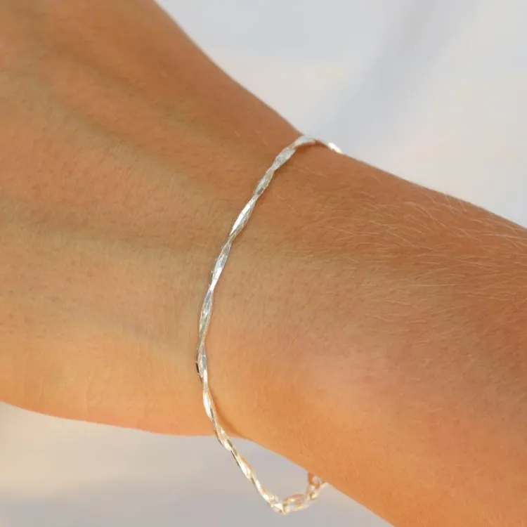 Vridet armband i silver x 1,3 mm