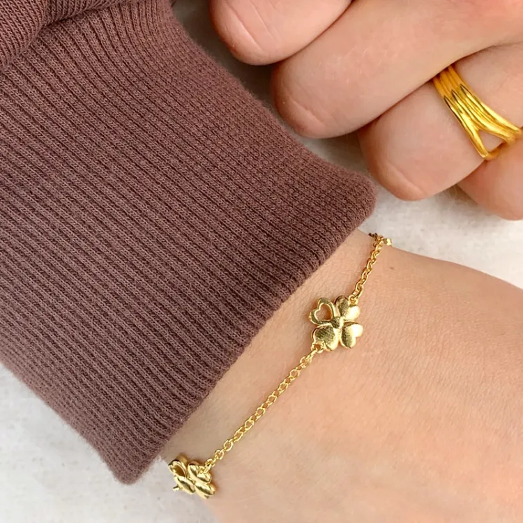 fyrklöver armband i förgyllt silver med hängen i förgyllt silver