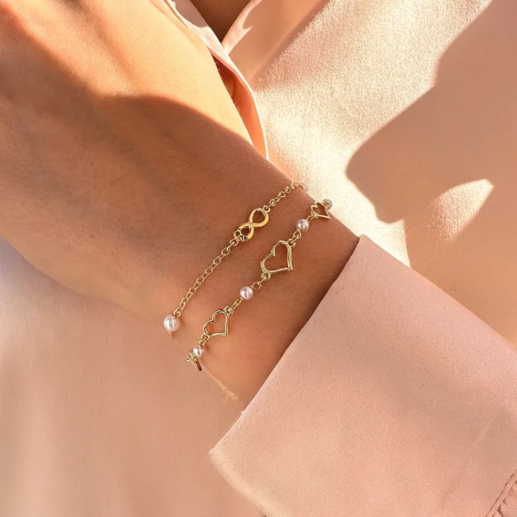 infinity armband i förgyllt silver med hängen i förgyllt silver