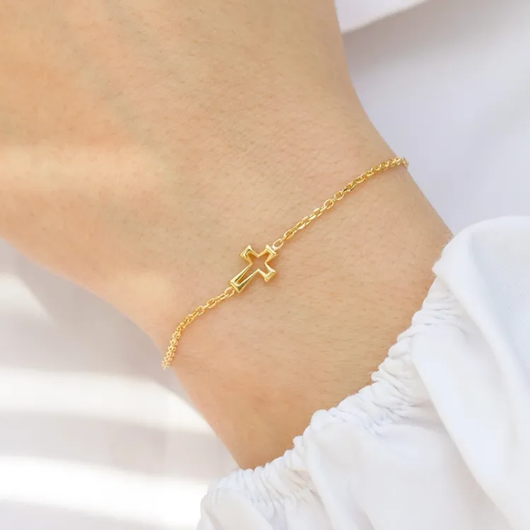 kors armband i förgyllt silver med hängen i förgyllt silver