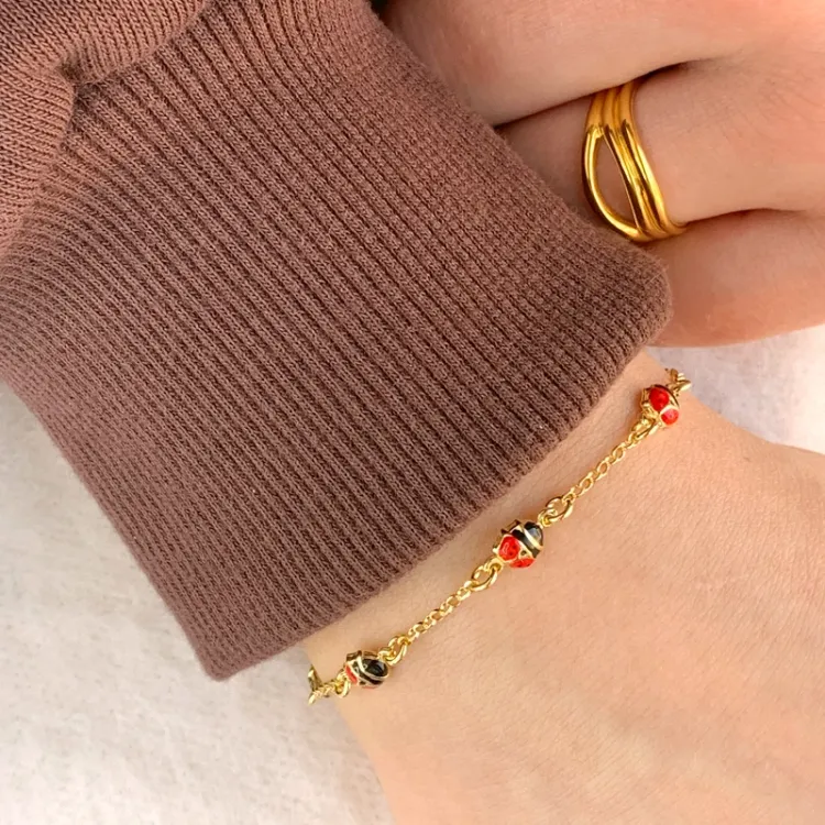 nyckelpiga armband i förgyllt silver med hängen i förgyllt silver