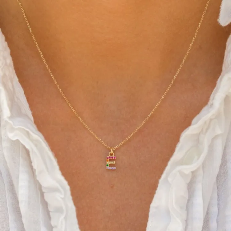 bokstav e multifärgat zirkon halsband i förgyllt silver - My Letter