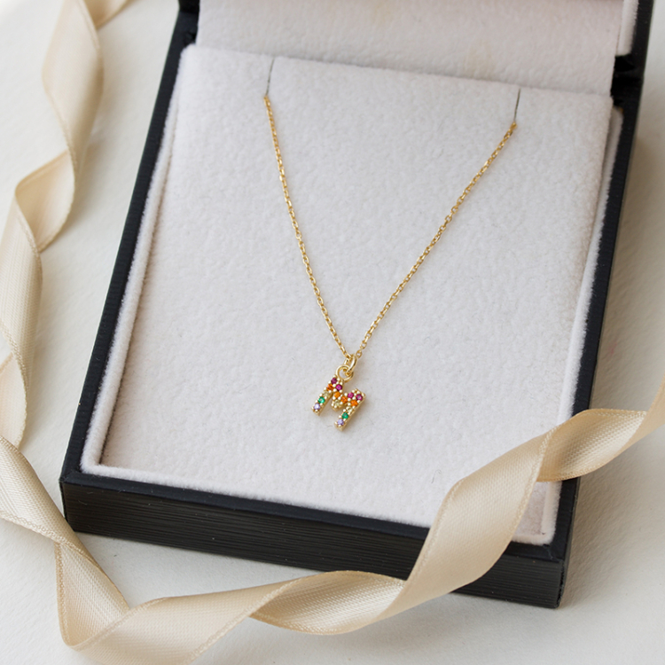 bokstav m multifärgat zirkon halsband i förgyllt silver - My Letter