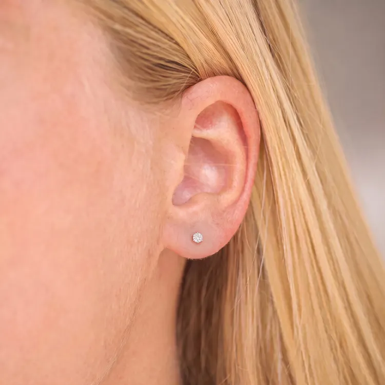 2 x 0,10 ct solitäreörhängestift i silver med lab grown diamant (HPHT) 