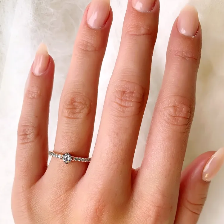 Smal ring i rosabelagt silver