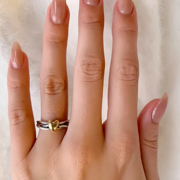 Hjärta ring i oxiderat sterlingsilver med 8 karat guld
