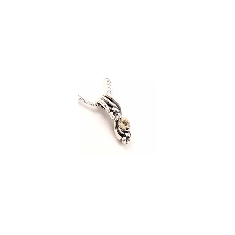 Blommor hängen i oxiderat sterlingsilver och 8 karat guld