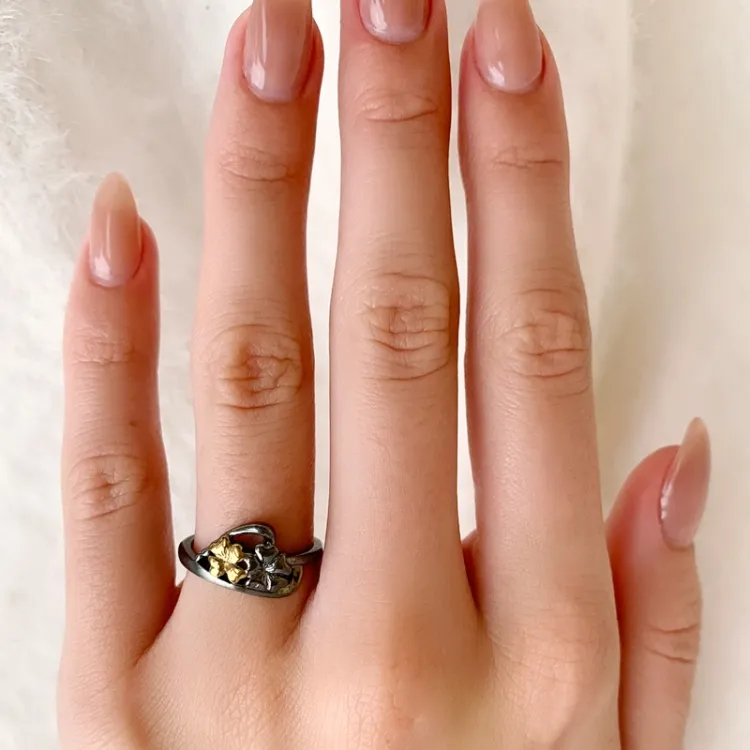 Blommor ring i svart rhodinerat silver med förgyllt silver