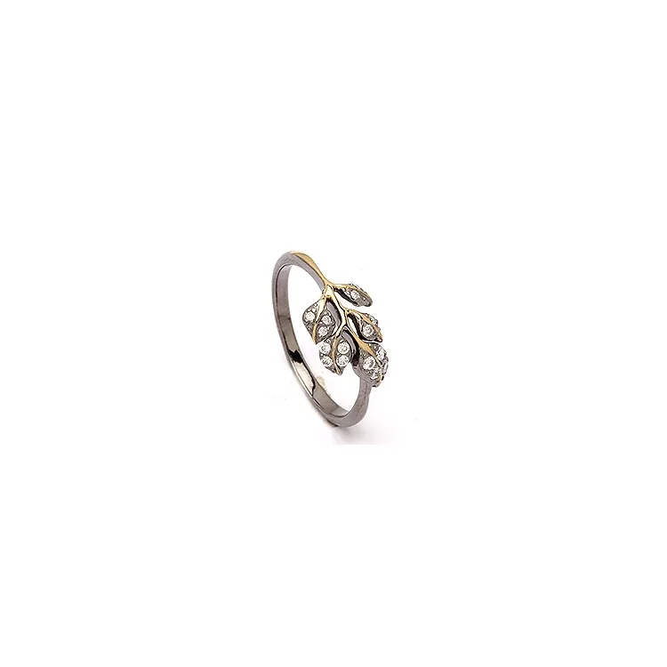 Blad ring i svart rhodinerat silver med förgyllt silver