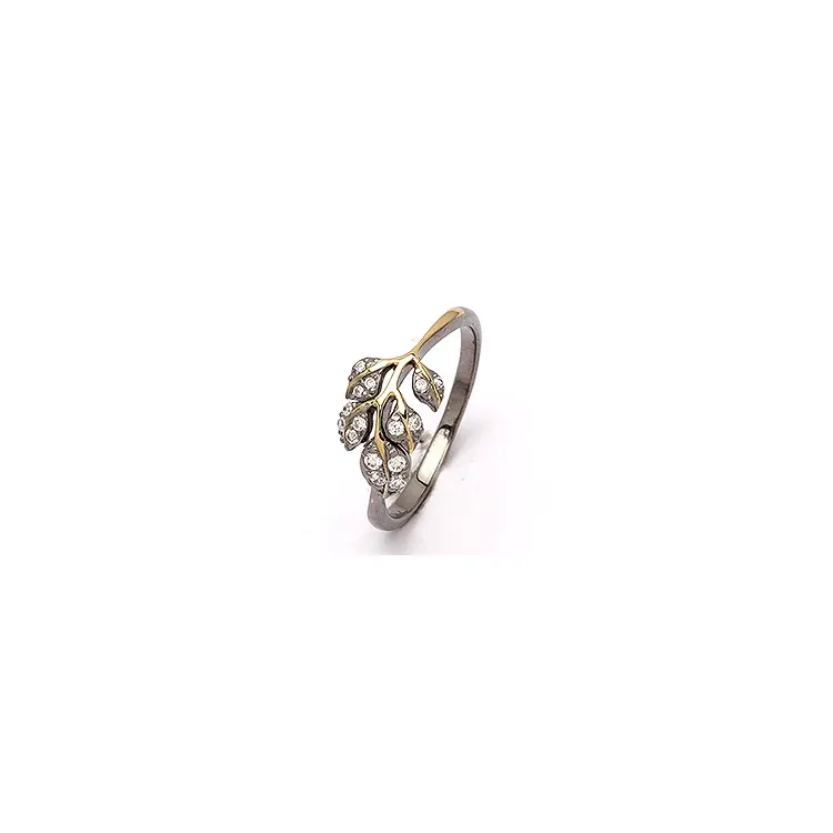 Blad ring i svart rhodinerat silver med förgyllt silver