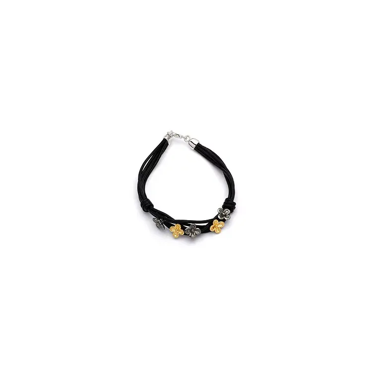 sort armband i läder med blommaberlock i förgyllt och rhodinerat silver