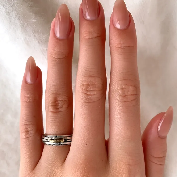 Ring i oxiderat sterlingsilver med 8 karat guld