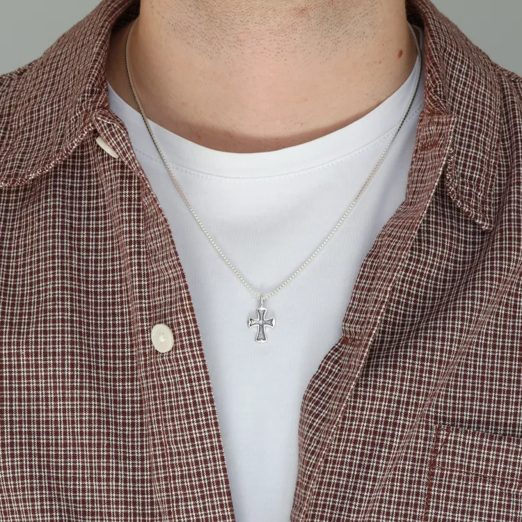 kors hängen i oxiderat sterlingsilver