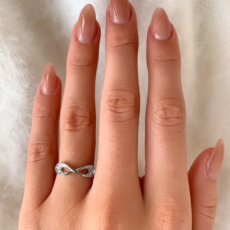Elegant infinity zirkon ring i silver
