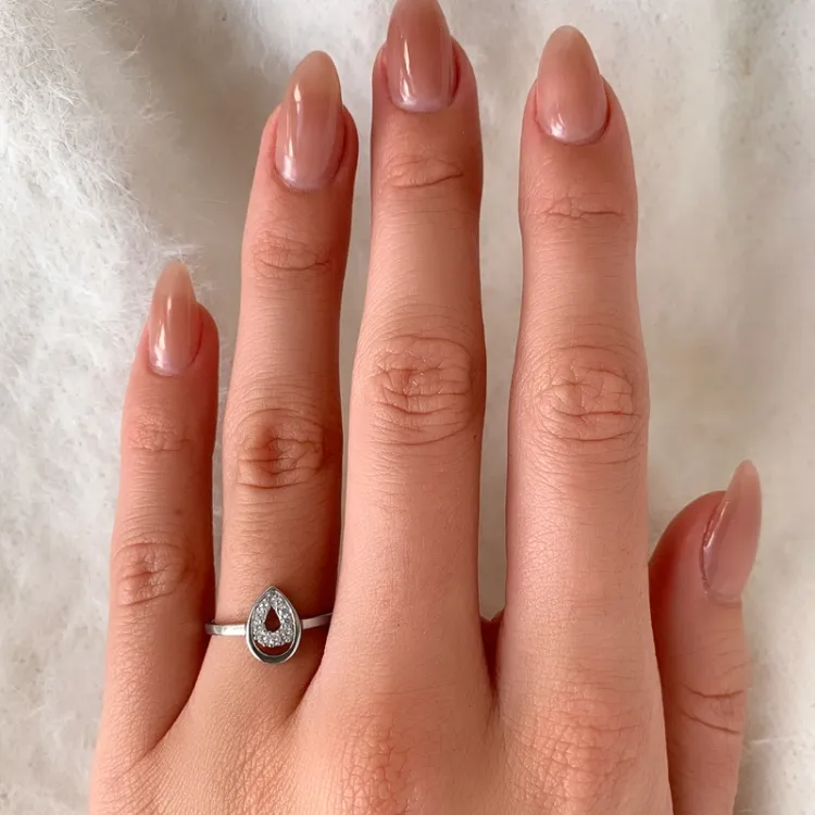 Ringar: droppe zirkon ring i silver
