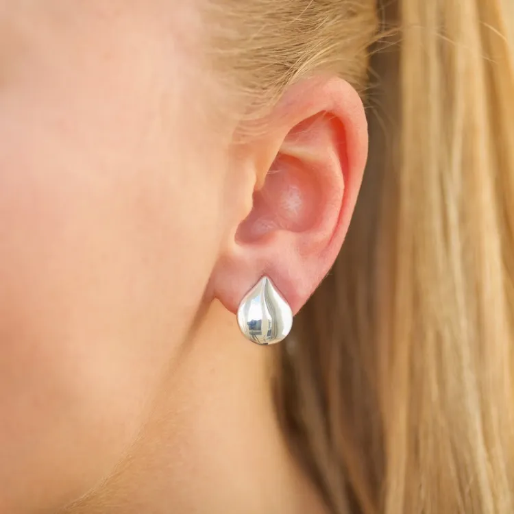 droppformad öronclips i silver