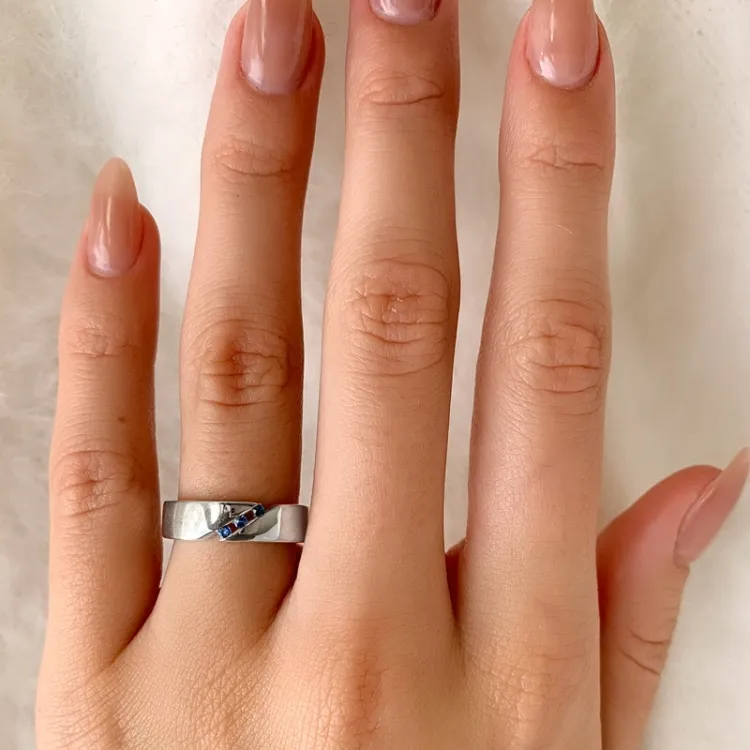 Elegant blå safir ring i silver