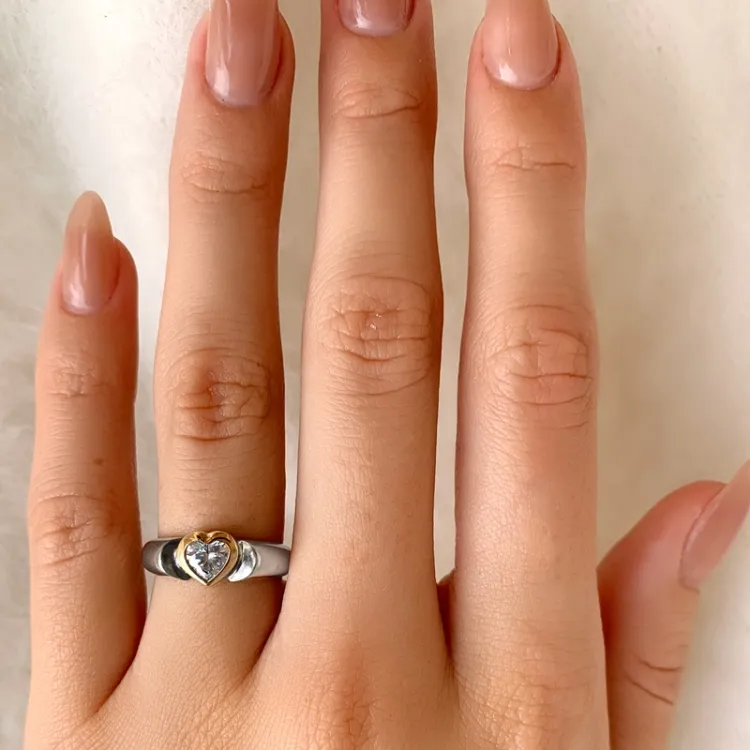Hjärta ring i oxiderat sterlingsilver med 8 karat guld