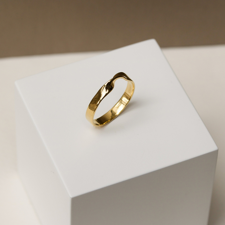 ring i förgyllt silver
