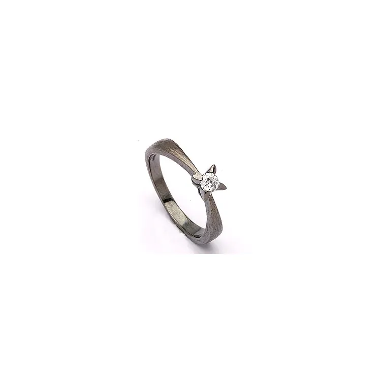 solitärring i svart rhodinerat silver