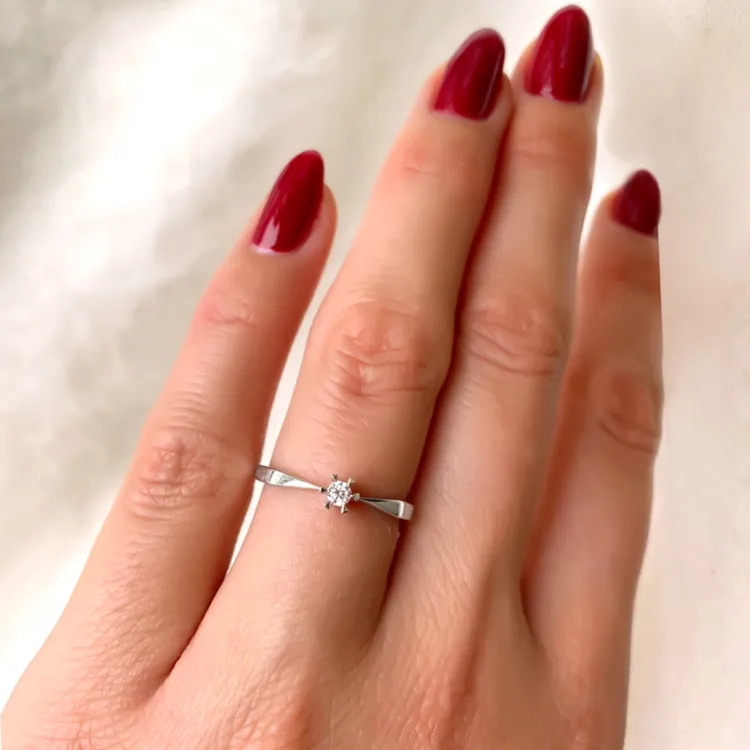0,05 ct solitärring i 14  karat vitguld 0,05 ct