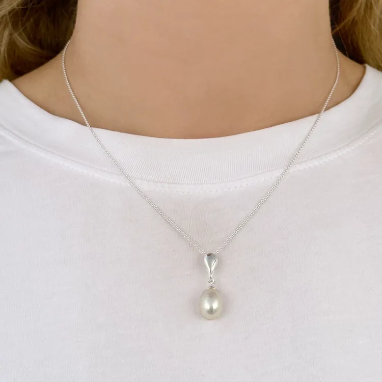 pärla halsband i silver med hängen i silver