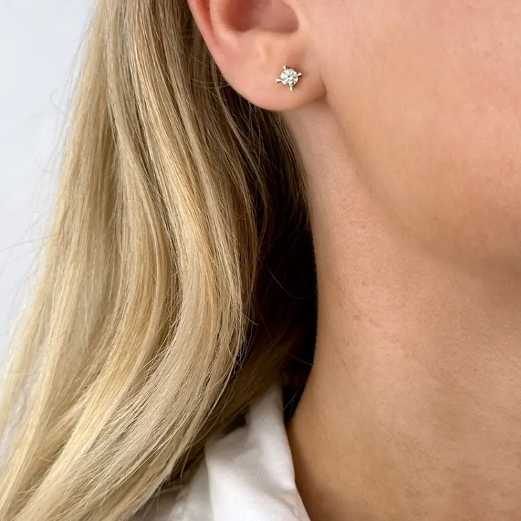 2 x 0,20 ct solitäreörhängestift i 14 karat guld med diamant