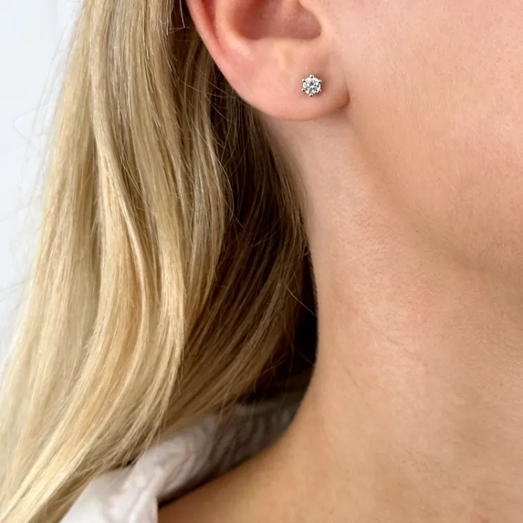 2 x 0,20 ct solitäreörhängestift i 14 karat vitguld med diamant