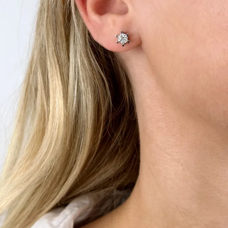 2 x 0,40 ct solitäreörhängestift i 14 karat vitguld med diamant