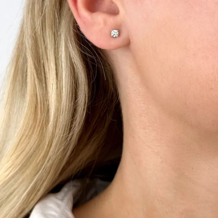 2 x 0,20 ct solitäreörhängestift i 14 karat vitguld med diamant