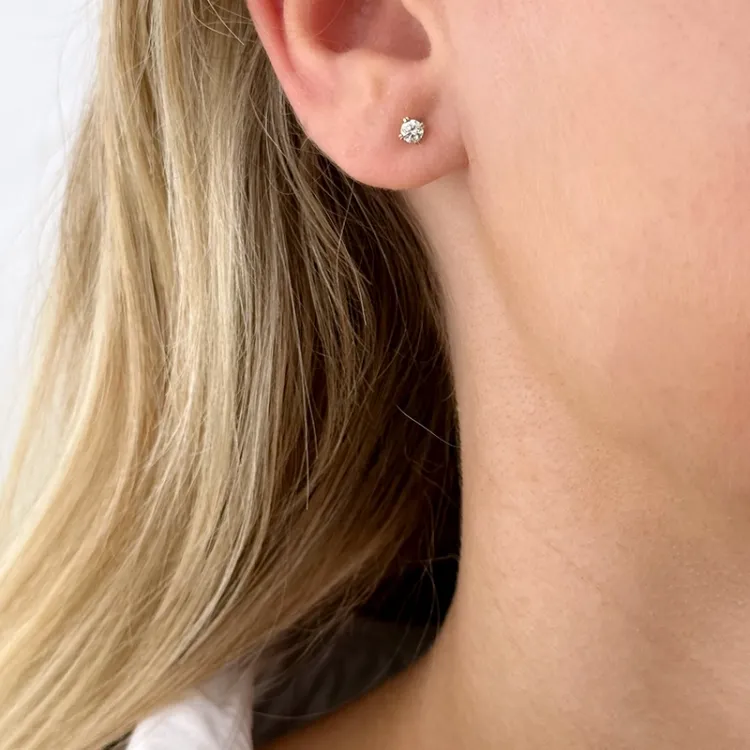 2 x 0,10 ct solitäreörhängestift i 14 karat guld med diamant