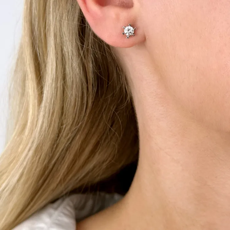 2 x 0,30 ct lab grown diamant solitäreörhängestift i 14 karat vitguld med lab grown diamant 