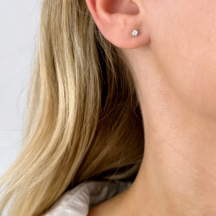 2 x 0,10 ct solitäreörhängestift i 14 karat vitguld med diamant