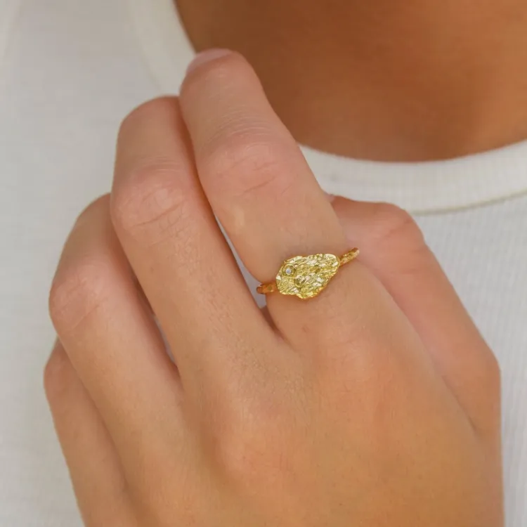 zirkon ring i förgyllt silver - Lumé Etched