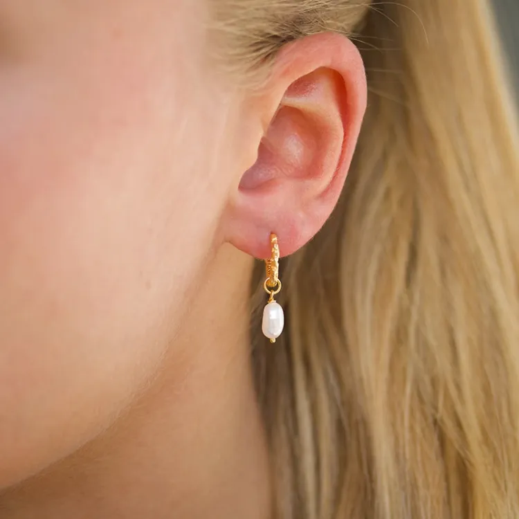 13,5 mm pärla creol i förgyllt silver - Lumé Etched