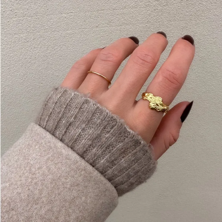 bred ring i förgyllt silver - Lumé Etched